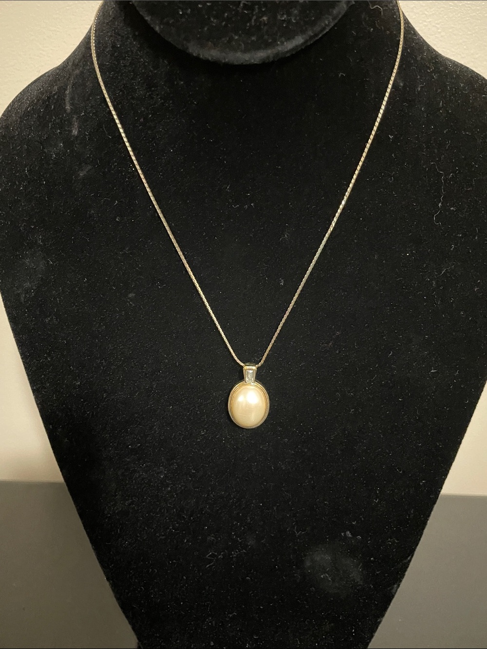 Avon Gold Tone Necklace with Cream Pearl Pendant
